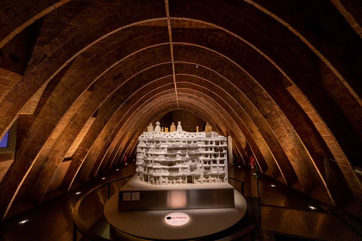 visita pedrera nightático de la ballena maqueta casa milà